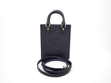 画像をギャラリービューアに読み込む, LOUIS VUITTON ルイヴィトン Monogram embossed Taurillon モノグラム・エンボス トリヨン Petit Sac Plat プティット・サックプラ M81417