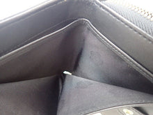 画像をギャラリービューアに読み込む, - MARY QUANT マリークワント DAISY ENAMEL PATCH QUILT デイジー エナメル パッチ キルト Bifold Wallet with Round Zipper Coin Purse ラウンドファスナー小銭入れ付き 二つ折り財布