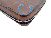 画像をギャラリービューアに読み込む, BERLUTI ベルルッティ Itauba Wide Scritto Leather Long Zipped Wallet イタウバ ワイド スクリットレザー トラベル オーガナイザー ウォレット Golden Patine Event Limited Color：Turquoise ゴールデンパティーヌ スクリット（文字） イベント限定カラー：ターコイズ
