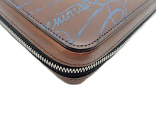 画像をギャラリービューアに読み込む, BERLUTI ベルルッティ Itauba Wide Scritto Leather Long Zipped Wallet イタウバ ワイド スクリットレザー トラベル オーガナイザー ウォレット Golden Patine Event Limited Color：Turquoise ゴールデンパティーヌ スクリット（文字） イベント限定カラー：ターコイズ
